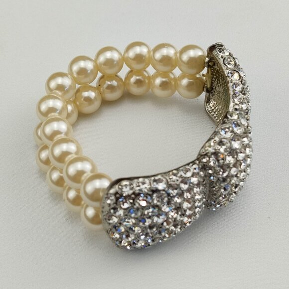 1970s Vintage Stretch Bracelet Featuring a Rhinestone Bow - Picture 2 of 6
